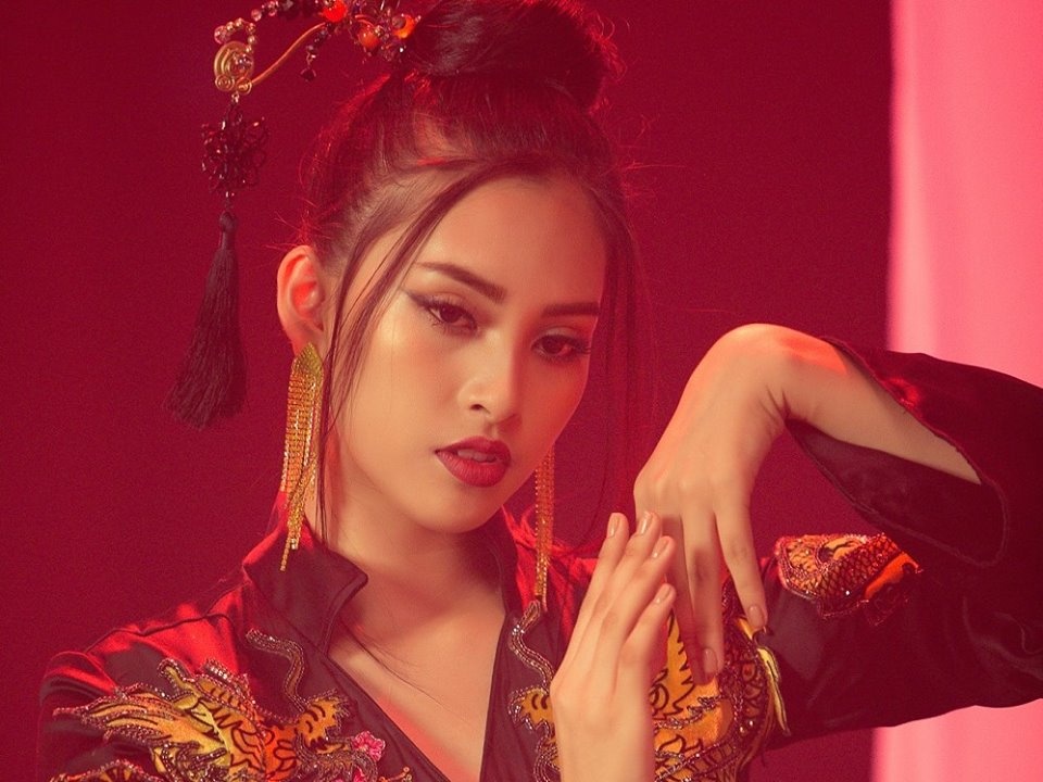 Tieu Vy dep ma mi, hat 'Lac troi' cua Son Tung M-TP tai Miss World hinh anh