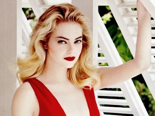 Emma Stone chu dong dien canh lo nguc dau tien trong phim cung dau hinh anh