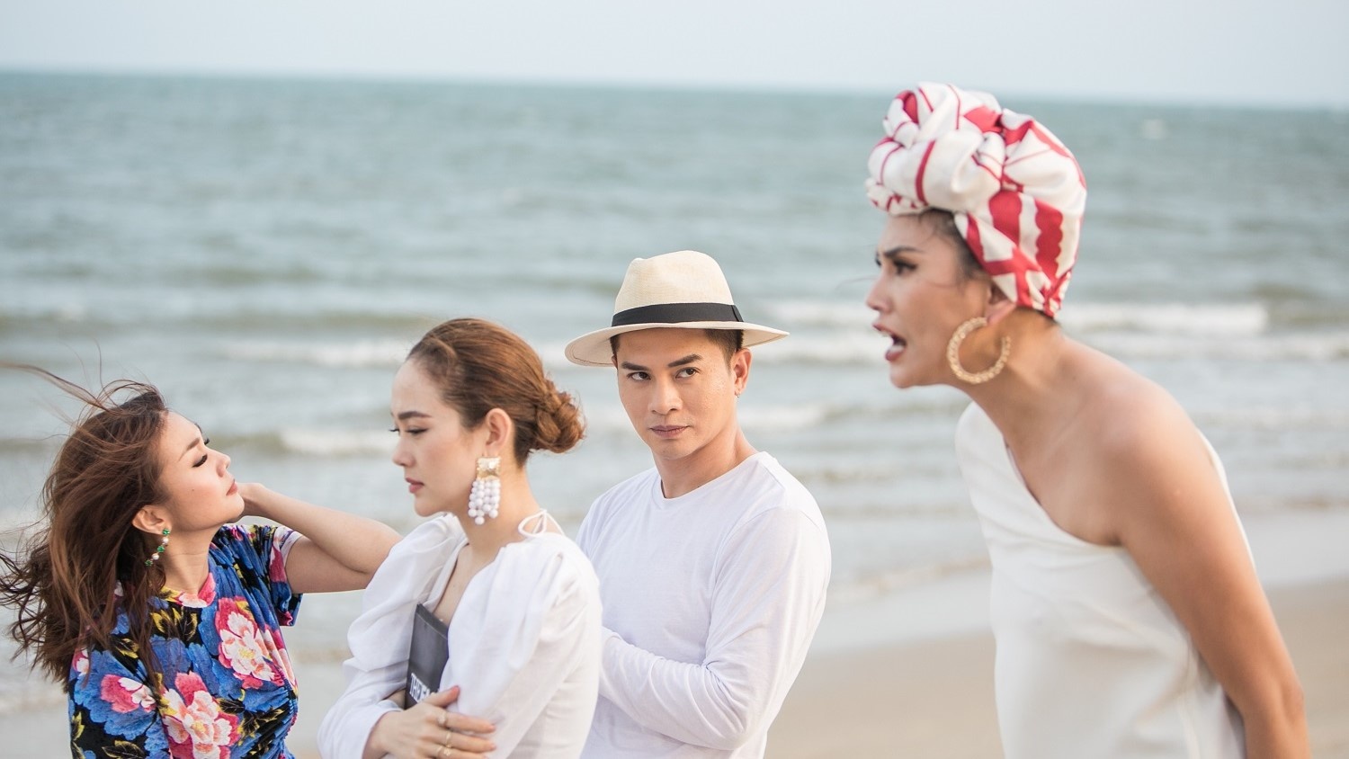 Clip Vo Hoang Yen mang, doa phat thi sinh Quynh Anh tai The Face hinh anh