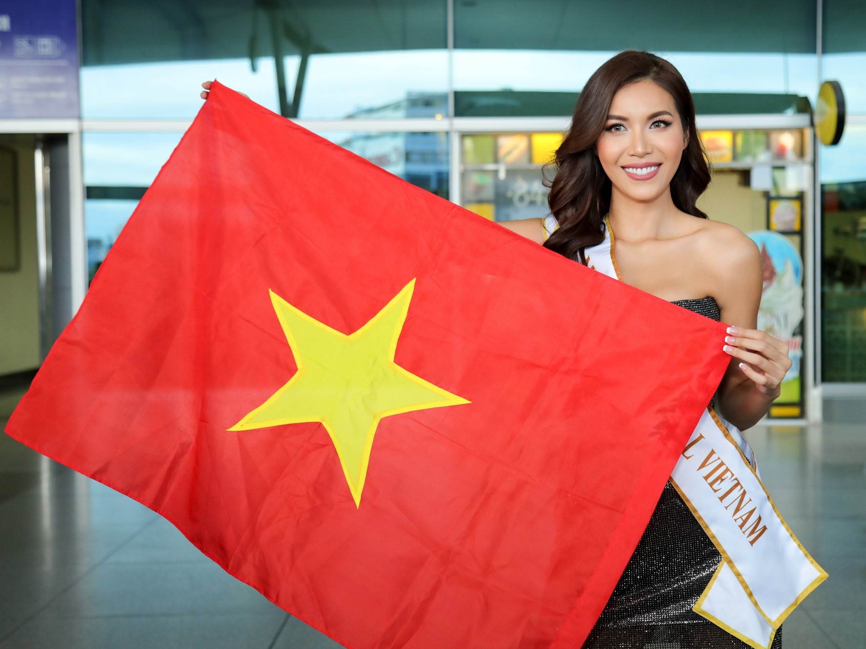 Minh Tu tu tin thi Hoa hau Sieu quoc gia sau lum xum anh khoa than hinh anh