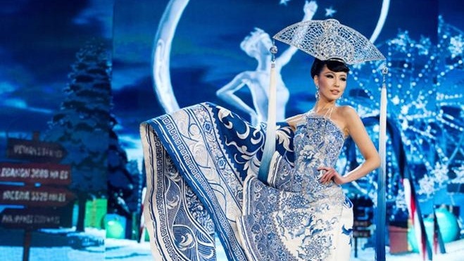 10 trang phuc dan toc dep nhat Miss Universe tu 2008 den 2017 hinh anh