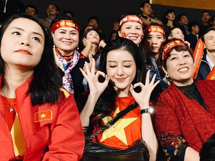 A hau Huyen My xem tran Viet Nam - Campuchia voi me Quang Hai, Duc Huy hinh anh