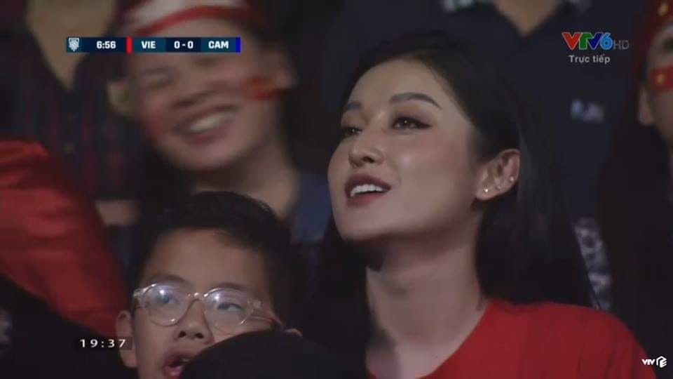 huyen my xem bong da viet nam anh 1