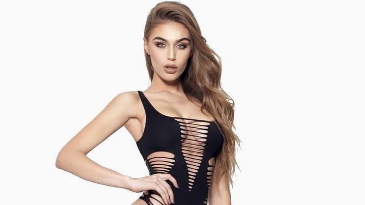 Trejsi Sejdini catwalk boc lua thi bikini o Hoa hau Hoan vu Albania hinh anh