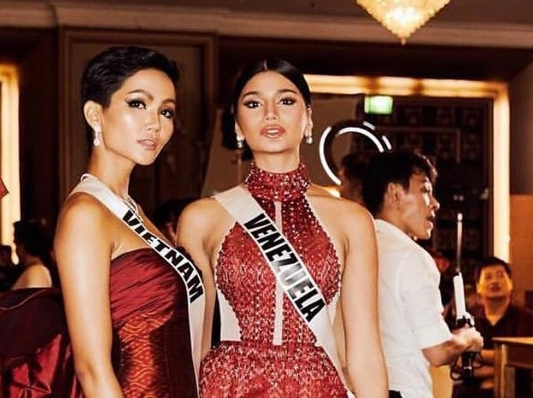 H'Hen Nie gay xon xao khi noi tieng Anh o clip Vogue Thai phong van hinh anh