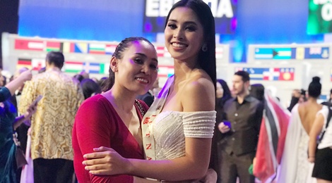 Tieu Vy rang ro om me sau dem chung ket Hoa hau The gioi 2018 hinh anh