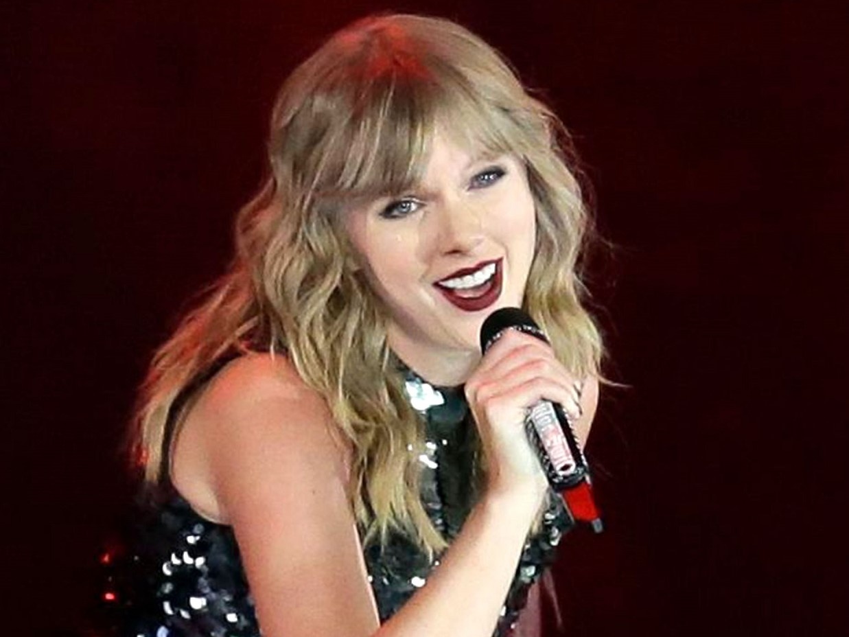 Taylor Swift: Nam 2018 huy hoang va 'cu tat' cua Grammy vao phut cuoi hinh anh