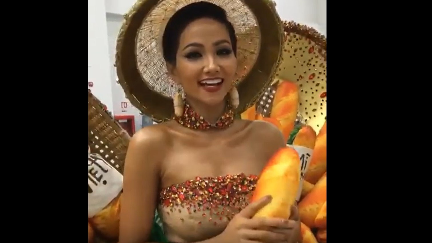 Hoa hau H'Hen Nie dien vay banh mi trong clip cua Vogue Thailand hinh anh
