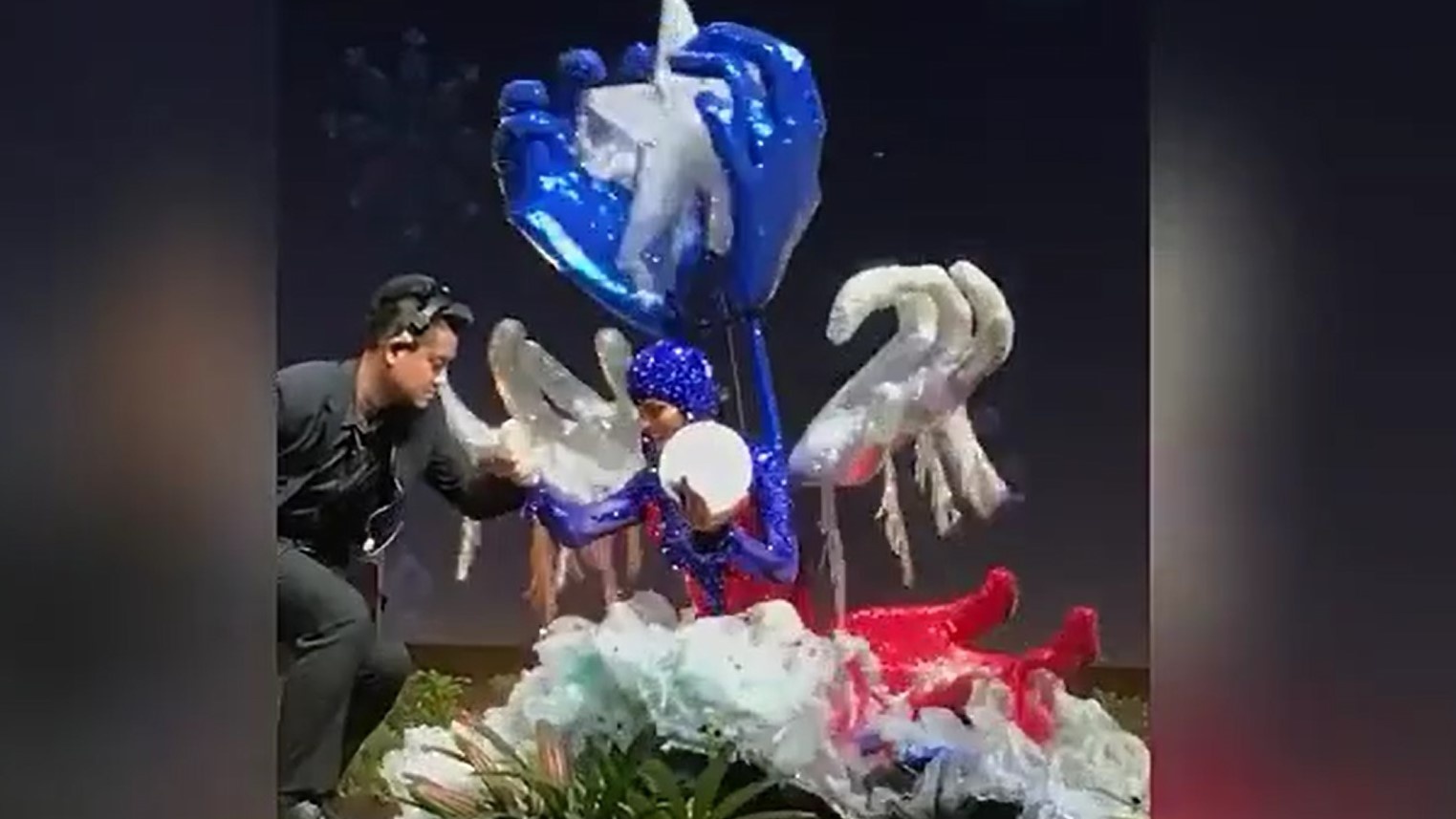 Thi sinh Puerto Rico nga sup, phai co nguoi keo len o Miss Universe hinh anh