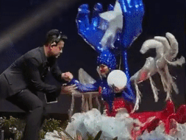 Thi sinh Puerto Rico nga sup tren san khau khi dien trang phuc dan toc hinh anh