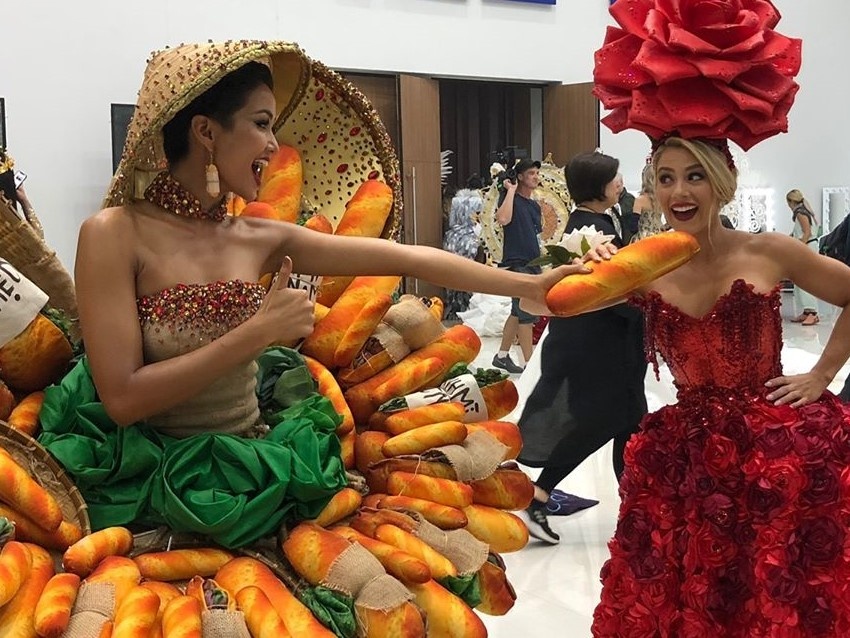 H'Hen Nie suyt roi thung banh mi tren vay khi dien trang phuc dan toc hinh anh