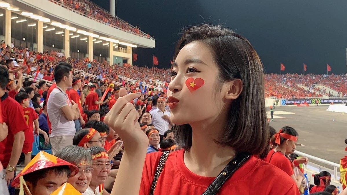 Hoa hau My Linh: 'Mac ao do chuc tuyen Viet Nam may man, chien thang' hinh anh