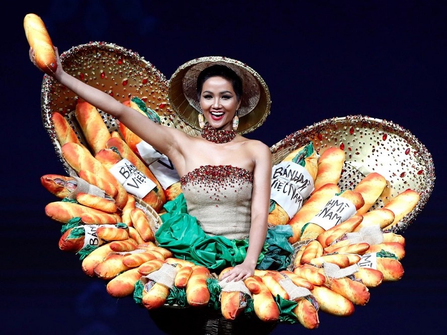 Vay banh mi cua H'Hen Nie mac o Hoa hau Hoan vu noi bat tren bao My hinh anh
