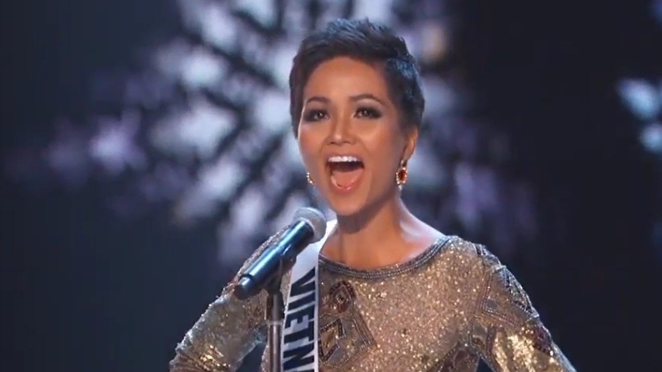 Clip H'Hen Nie tu hao gioi thieu 'Viet Nam' o ban ket Hoa hau Hoan vu hinh anh