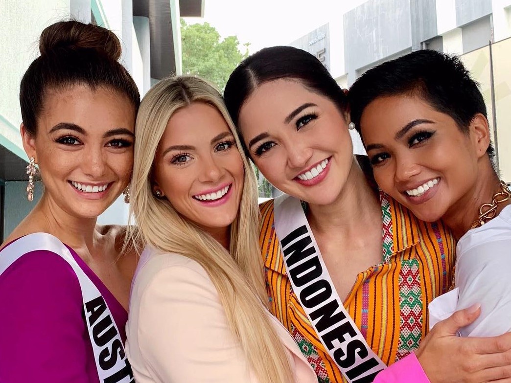 Hoa hau My va mieng vi che tieng Anh cua H'Hen Nie, thi sinh Campuchia hinh anh