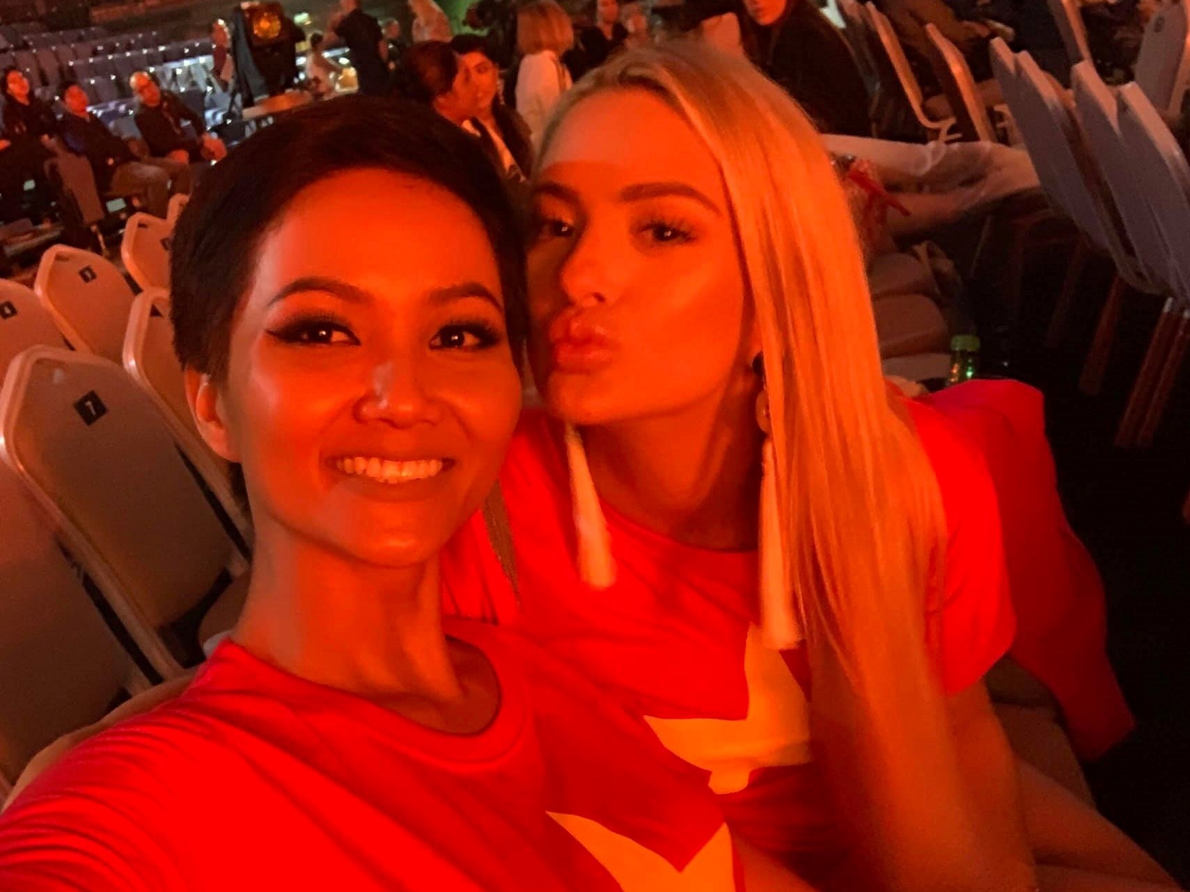 Hoa hau My mac ao co Viet Nam, cung H'Hen Nie co vu doi tuyen hinh anh