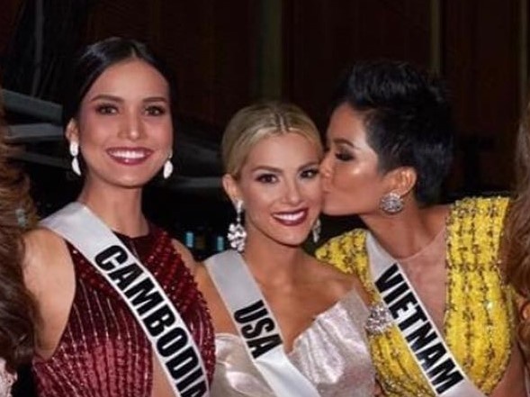 Loi xin loi cua Hoa hau My voi H'Hen Nie va bai hoc ung xu quoc te hinh anh