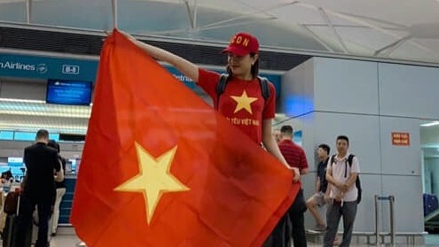 Le Hang hat quoc ca Viet Nam giua rung co dong vien Malaysia hinh anh