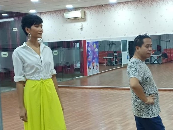 Ong bau Philippines tung bat dong nhung van yeu quy H'Hen Nie hinh anh