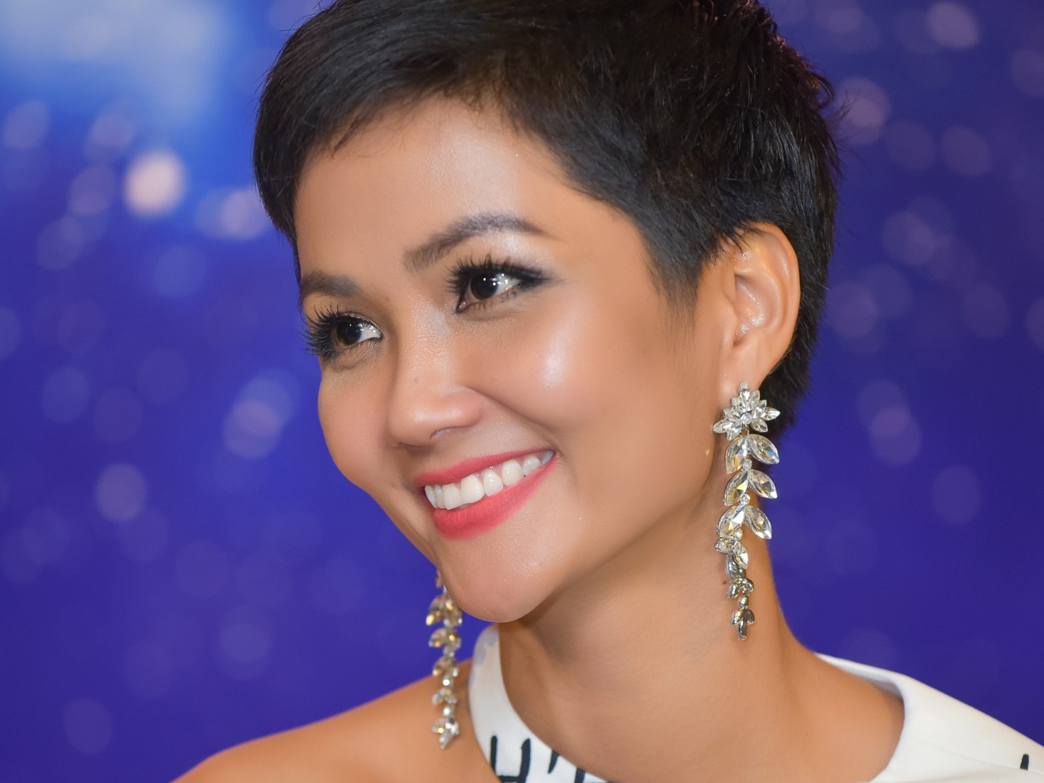 Nhan thuong 600 trieu dong, H'Hen Nie tuyen bo danh het lam tu thien hinh anh