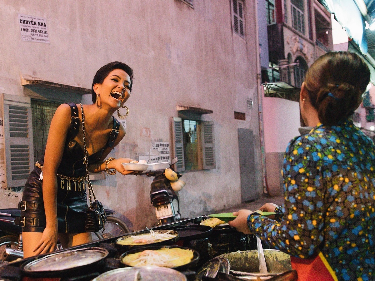 H'Hen Nie mua banh bao, an oc nong trong hem nho Sai Gon hinh anh