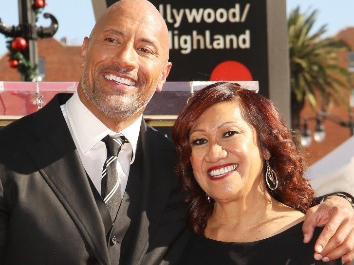 The Rock mua nha dep cho me de bu dap thoi ngheo kho hinh anh