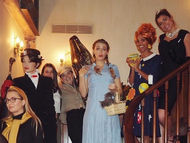 Kylie Jenner ben ban trai, Taylor Swift hop hoi ban than don nam moi hinh anh