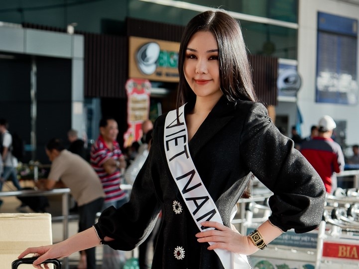 Bat chap lum xum, Le Au Ngan Anh len duong di thi Hoa hau Lien luc dia hinh anh