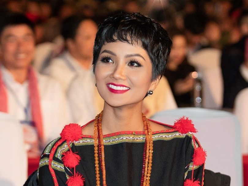 H'Hen Nie duoi suc, 5 ngay lien tiep chi ngu 5 tieng vi lich trinh day hinh anh