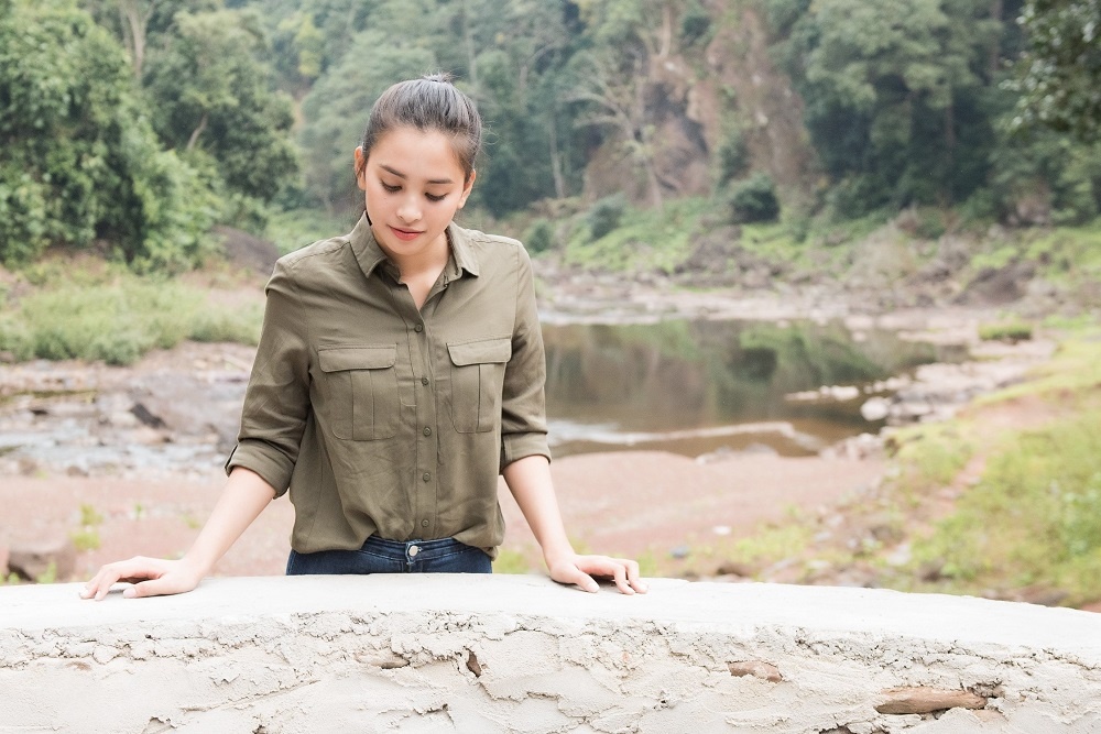 Tieu Vy tham gieng nuoc sach o ban Niu, tang qua Tet ba con dan ban hinh anh