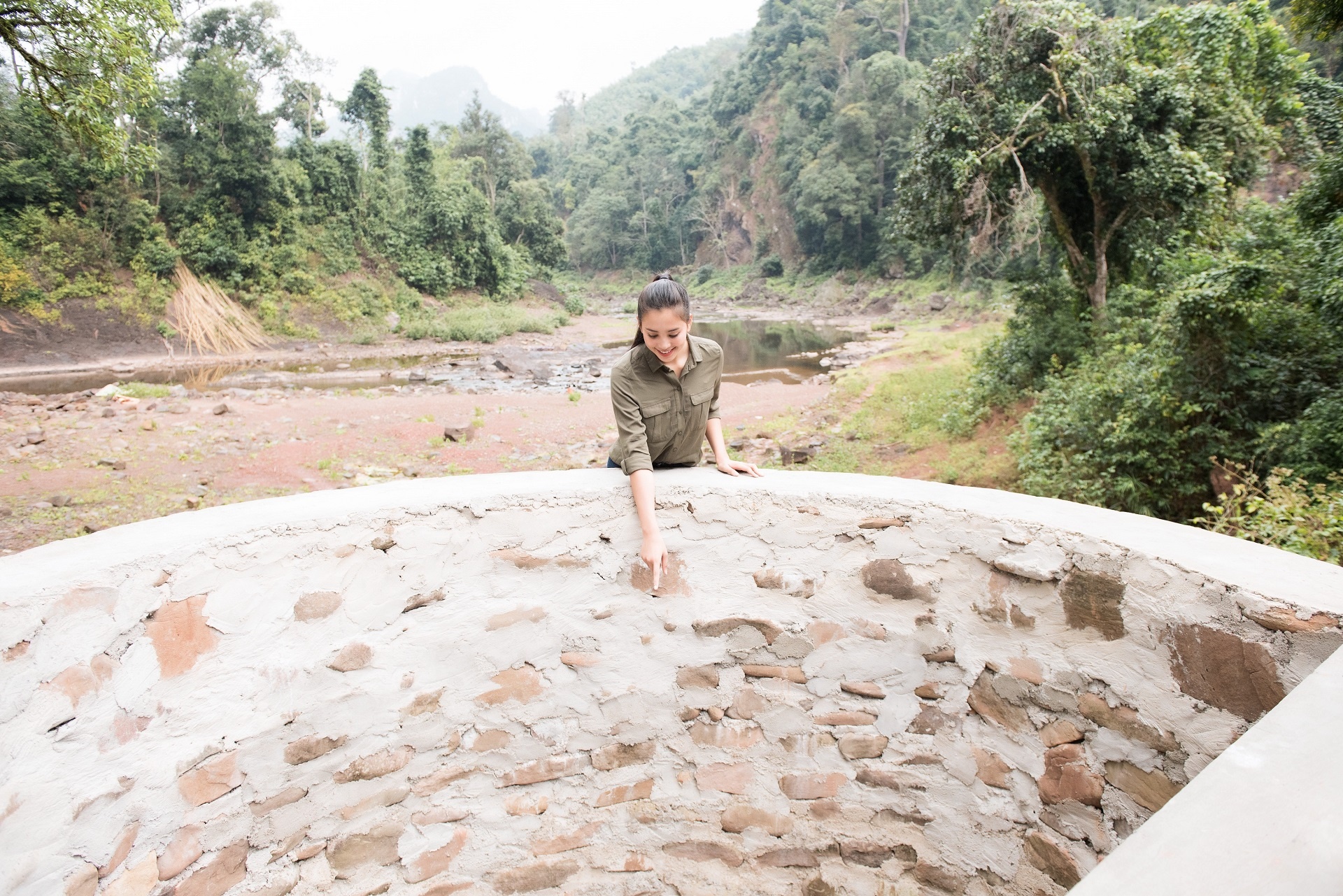 tieu vy tham gieng o ban niu anh 1