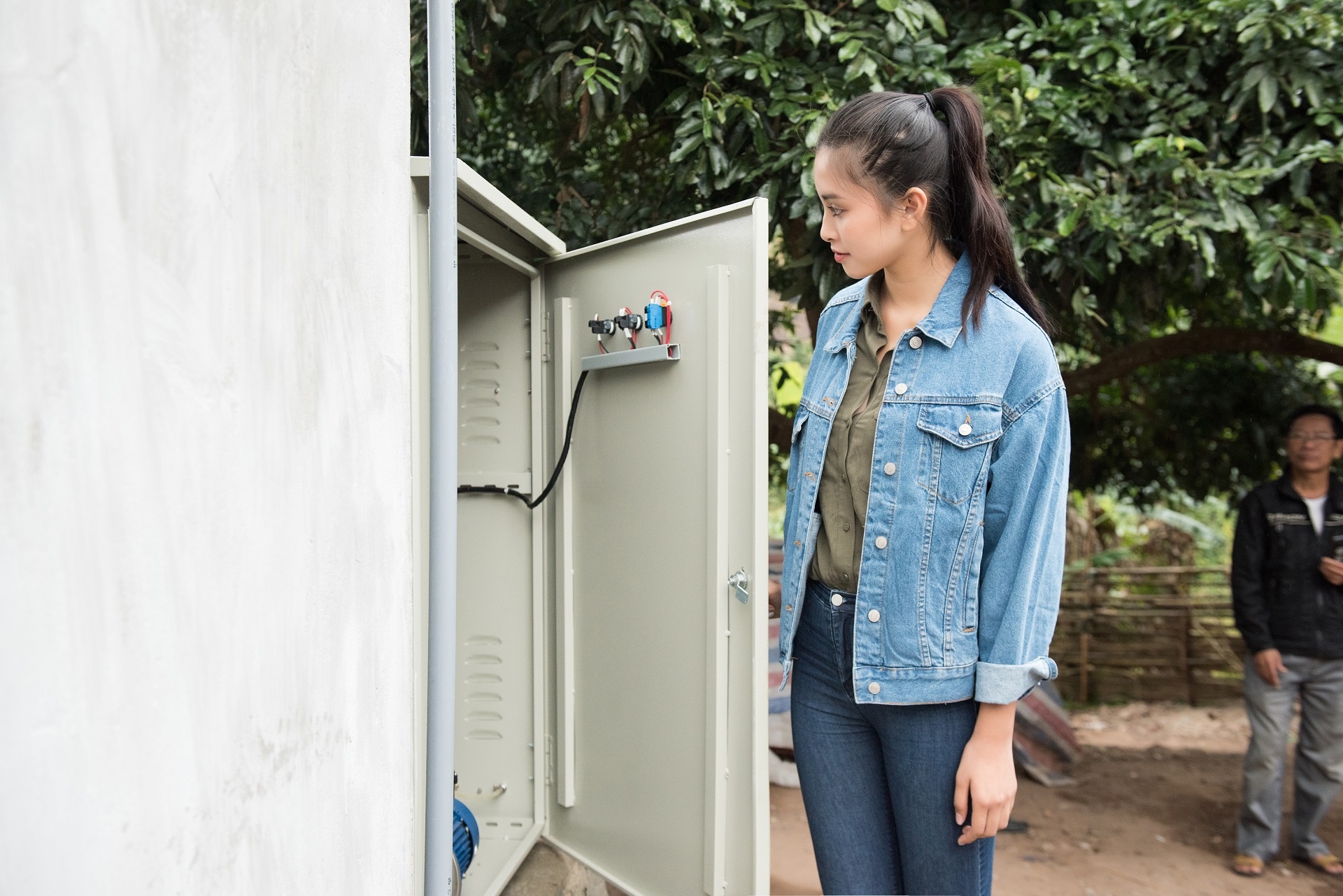 tieu vy tham gieng o ban niu anh 5