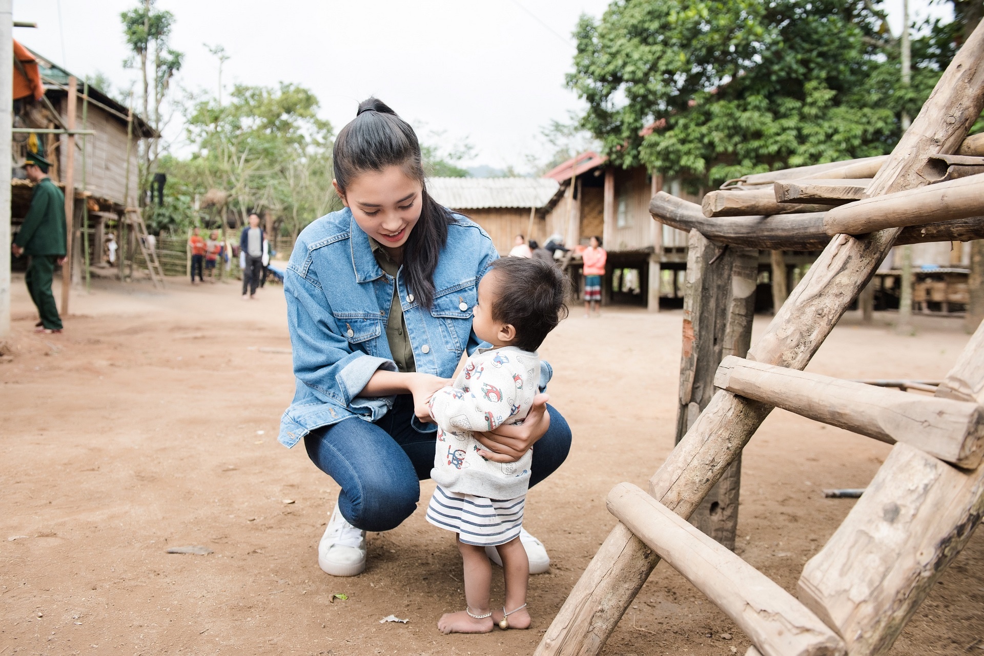 tieu vy tham gieng o ban niu anh 8