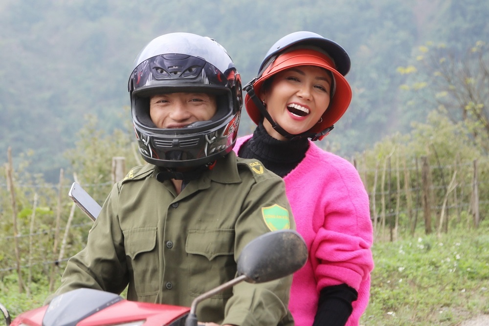 Ve dep cua H'Hen Nie duoc the gioi cong nhan, sao nguoi Viet che xau? hinh anh