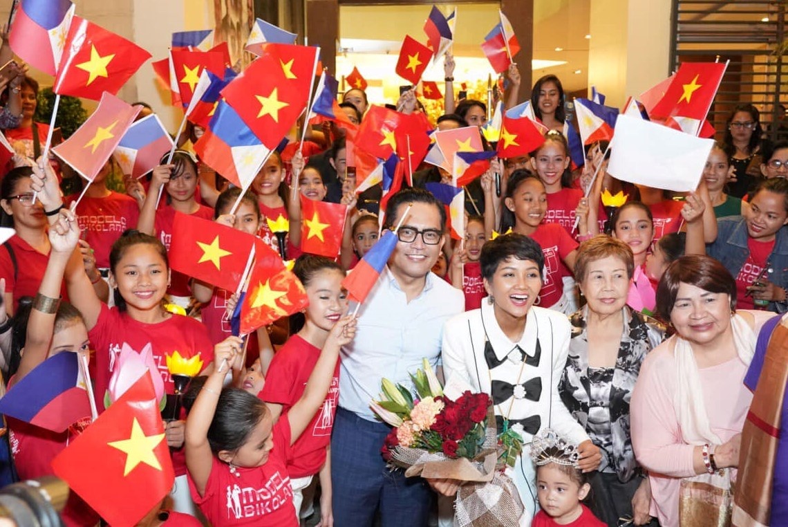 Hoc sinh Philippines vay co Viet Nam don H'Hen Nie hinh anh