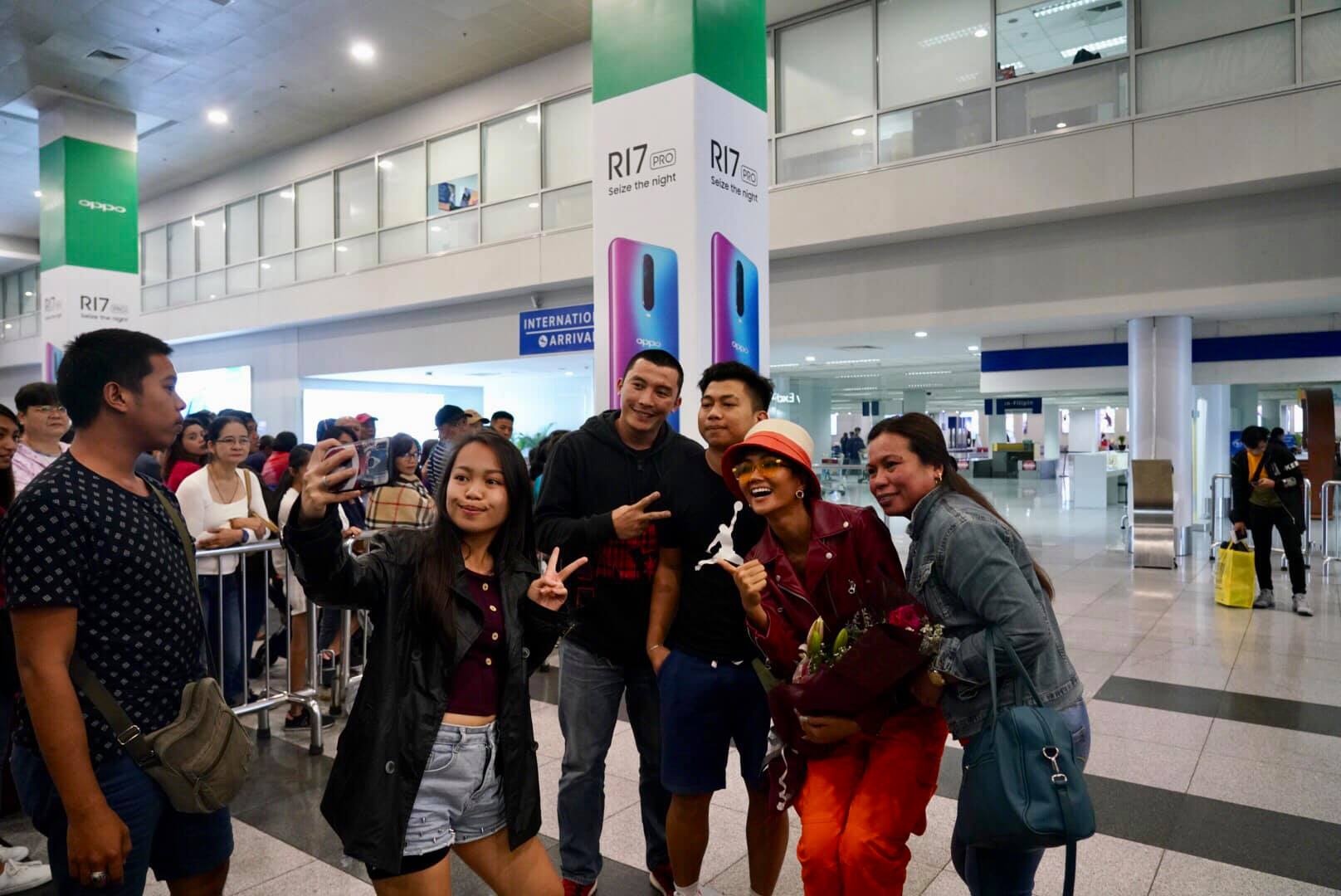 H'Hen Nie duoc chao don khi den Philippines hinh anh