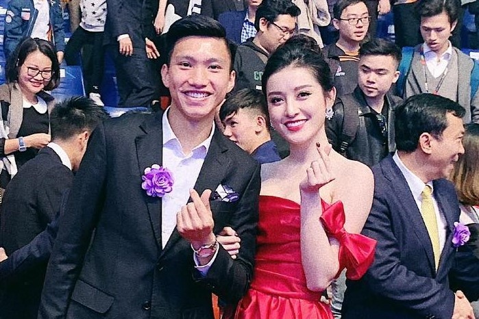 Huyen My khoe anh than thiet, goi cau thu Van Hau la 'chu be ngoan' hinh anh