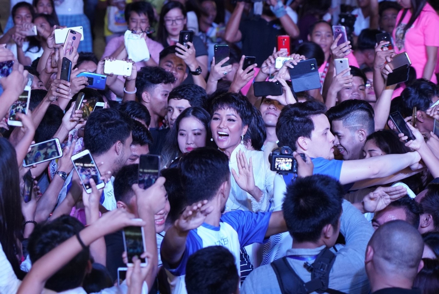 H'Hen Nie dien thuyet truoc 12.000 khan gia Philippines hinh anh