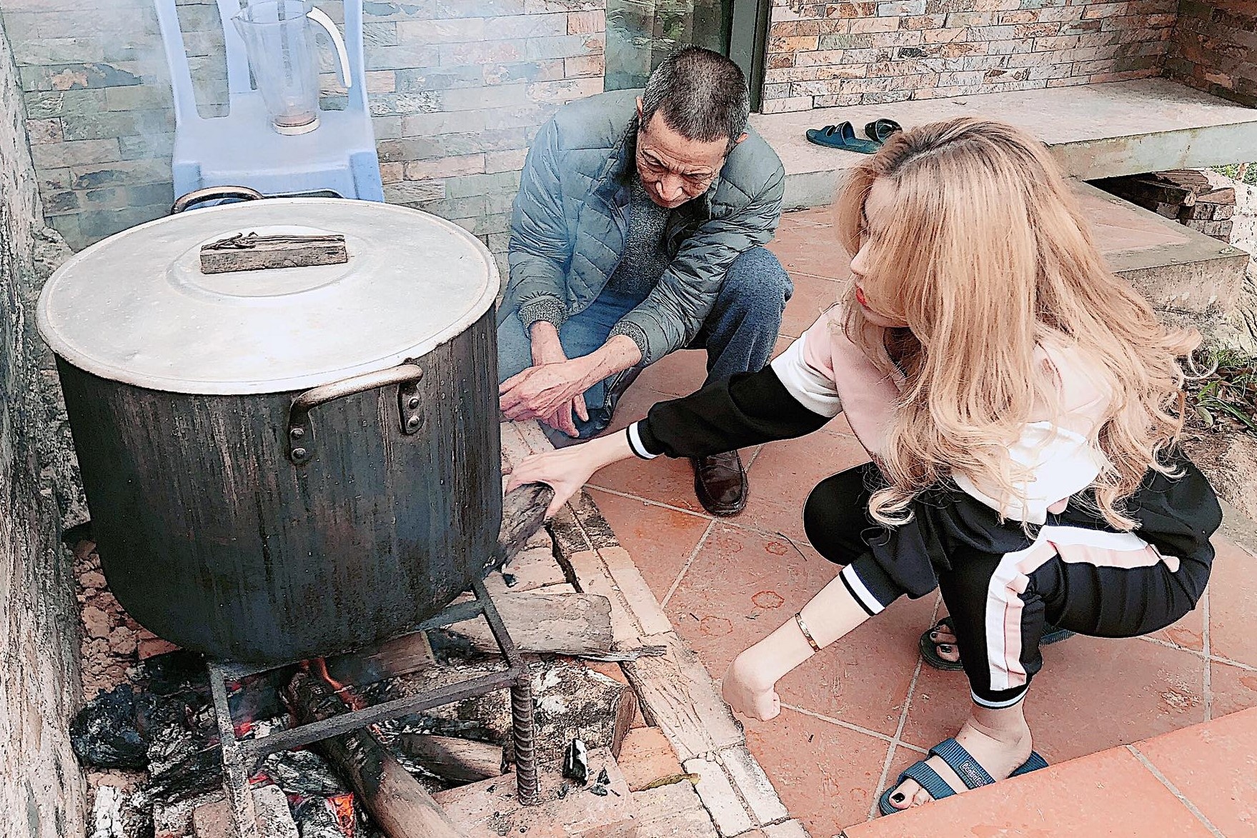 Hoang Thuy Linh nau banh chung o Tam Dao cung gia dinh hinh anh