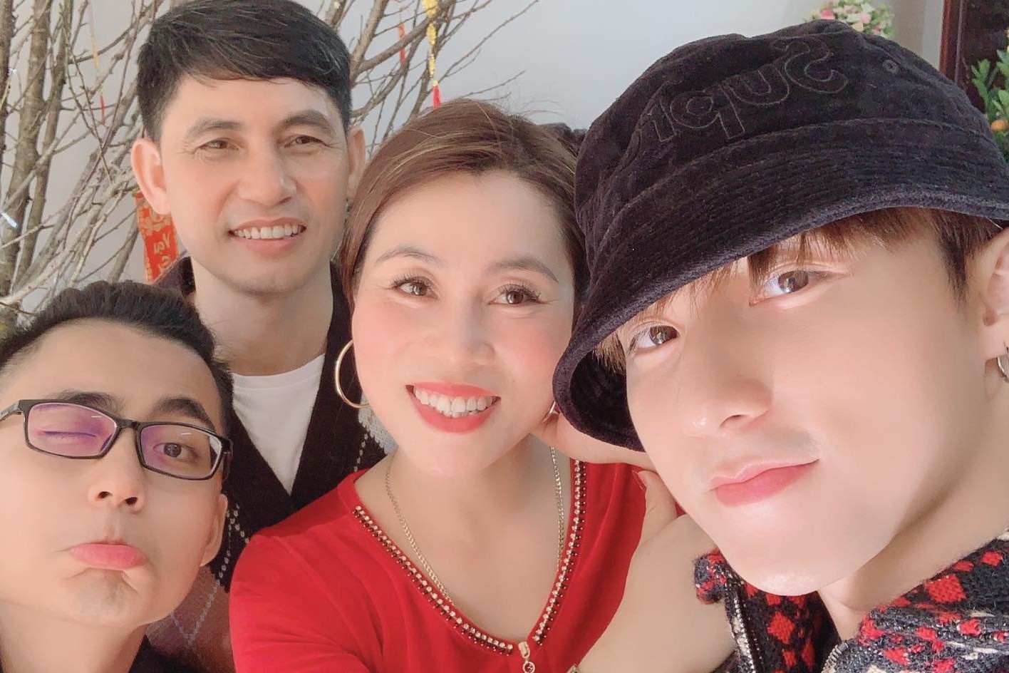 Son Tung M-TP don Tet cung gia dinh o que nha Thai Binh hinh anh