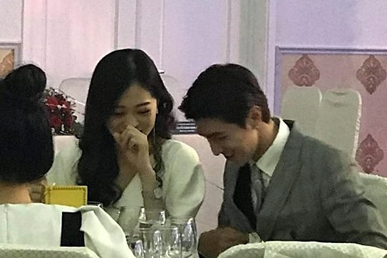 Anh Phuong Nga va Binh An ngoi canh an tiec, vui ve tro chuyen hinh anh