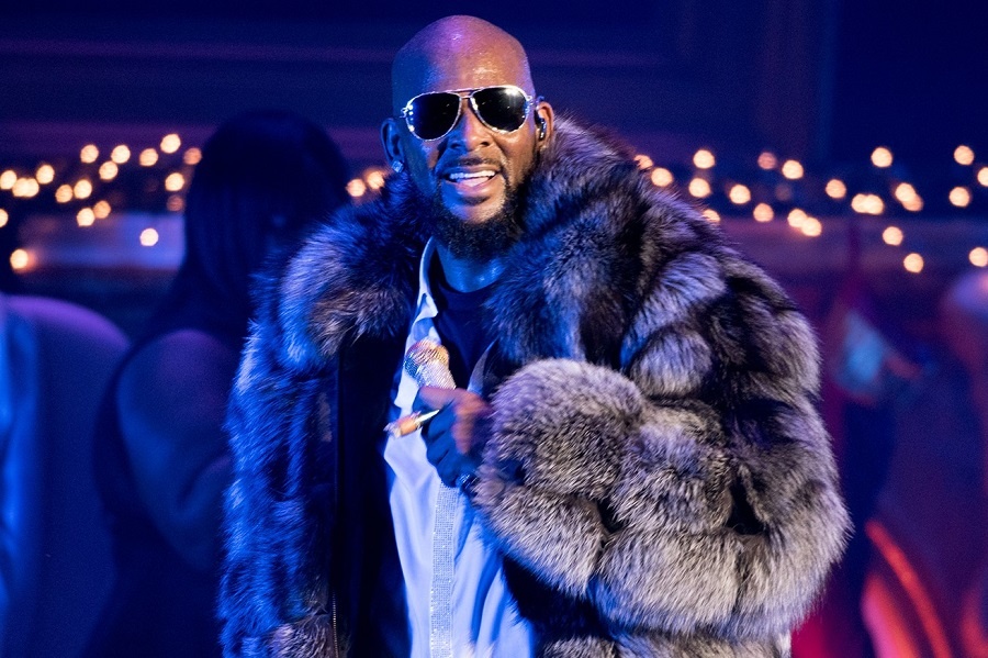 Ca si R. Kelly lo bang sex tan cong tinh duc co gai 14 tuoi hinh anh