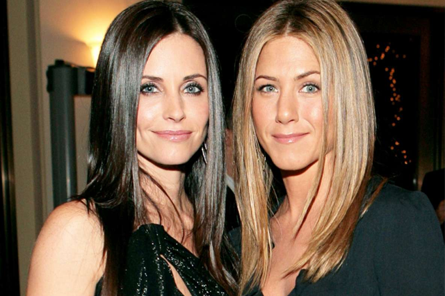 May bay rieng cho Jennifer Aniston ha canh khan cap vi roi lop hinh anh