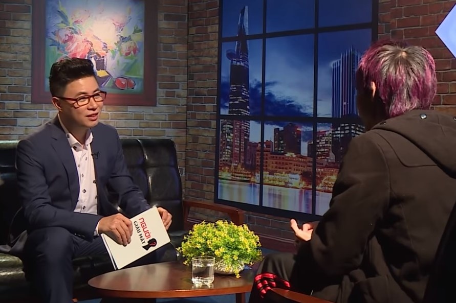 'Nam ca si to ga tinh bi mat binh tinh khi tra loi ve gioi tinh' hinh anh