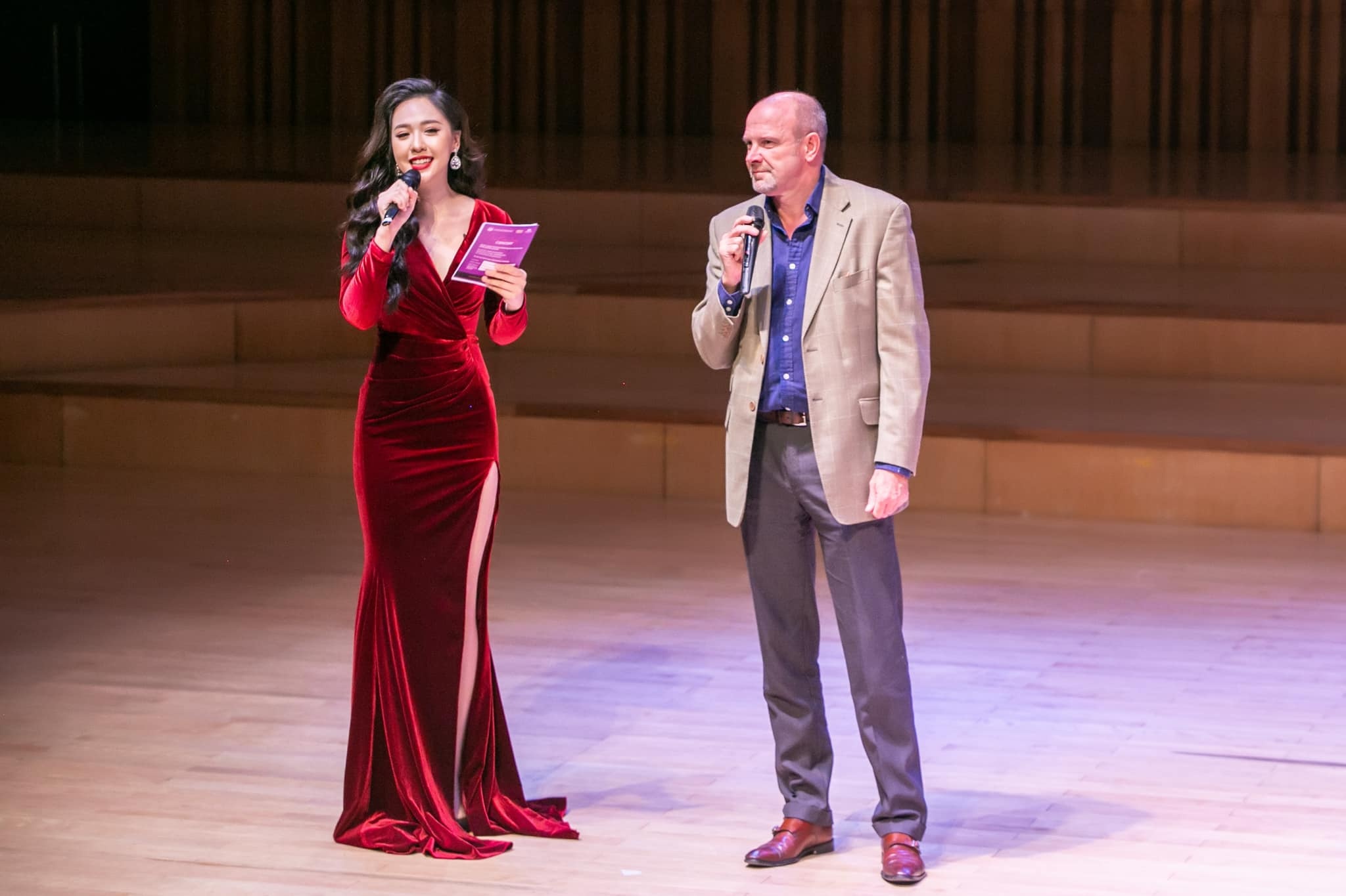 co gai tang hoa tong thong trump anh 11