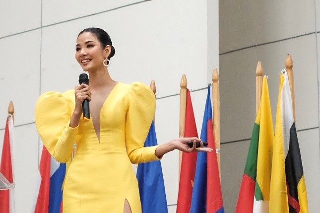 Hoang Thuy tu tin dien thuyet tieng Anh o Philippines du gay tranh cai hinh anh