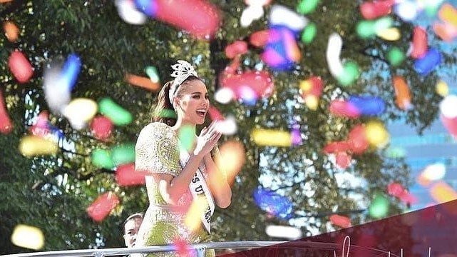 Nguoi dan Philippines ho reo cuong nhiet khi xe hoa hau di qua hinh anh