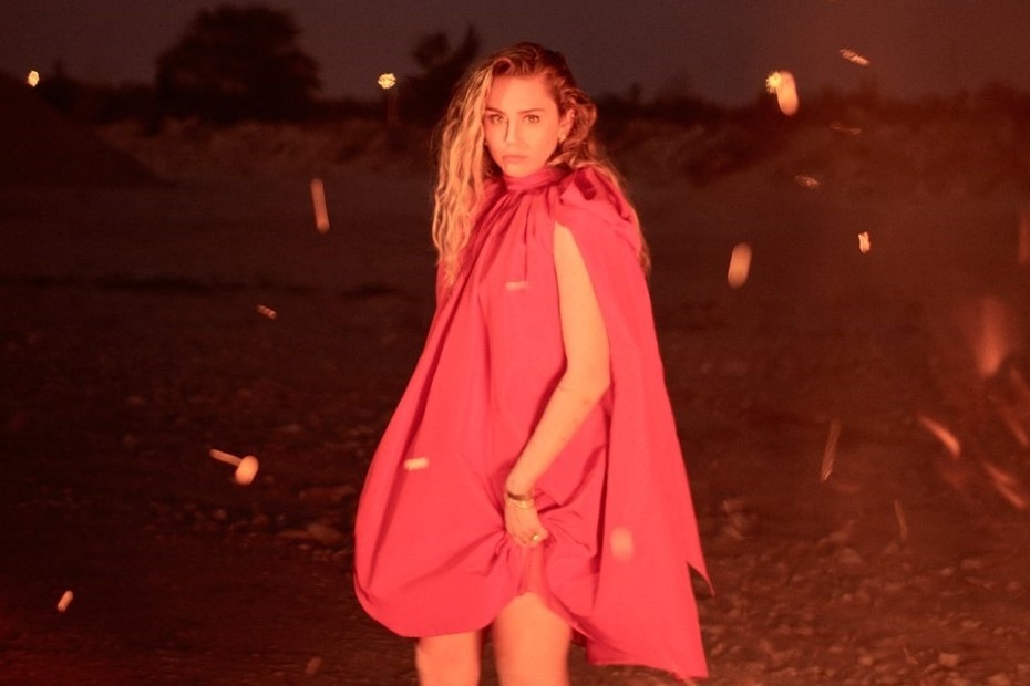 Miley Cyrus trai long sau vu chay nha lich su: Toi dau nhu mat tat ca hinh anh