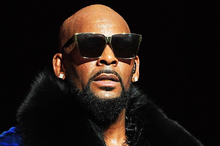 R. Kelly bi truy to 10 toi ve lam dung tinh duc sau khi lo 2 bang sex hinh anh