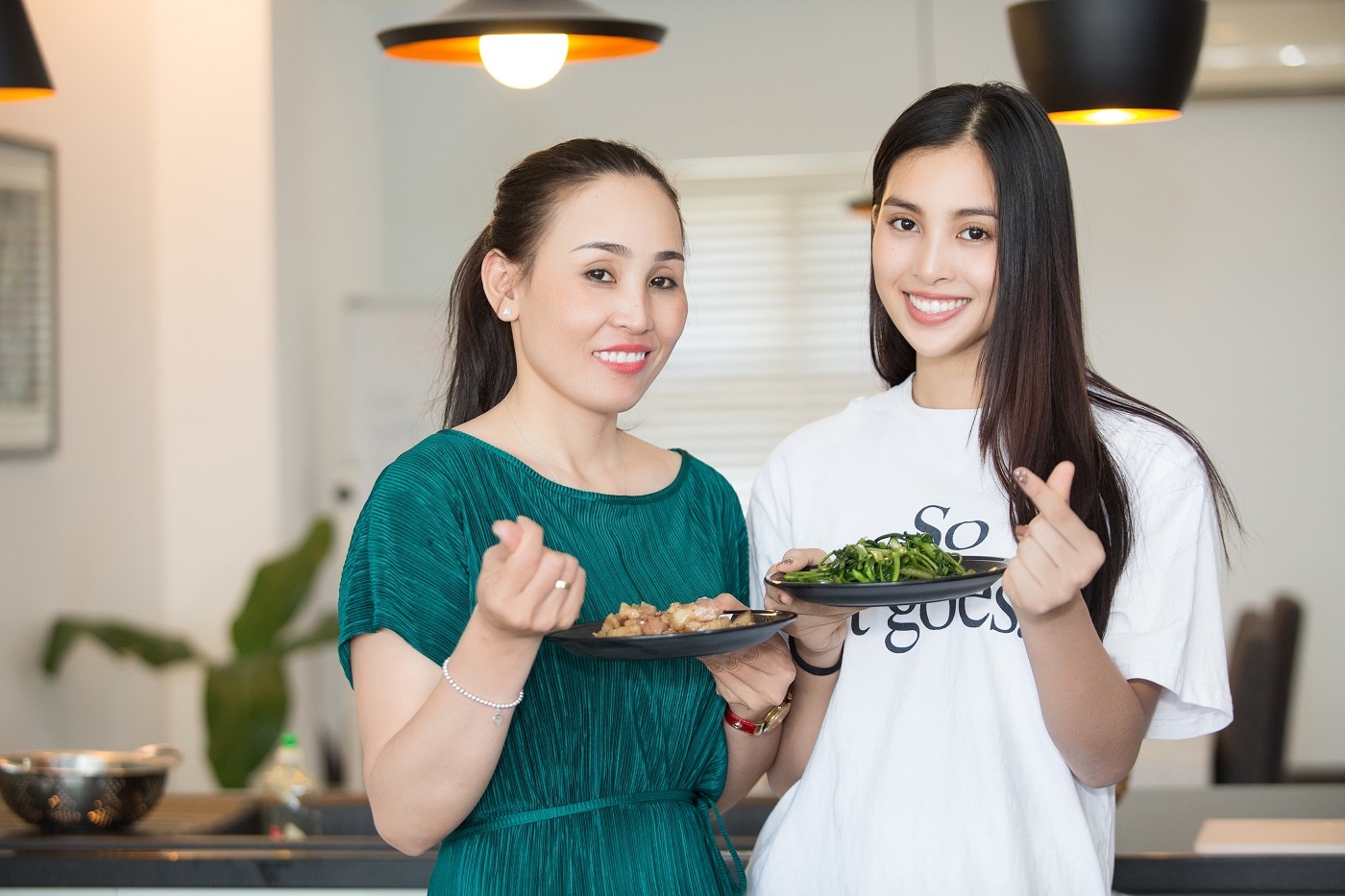 Cuong Do La, Dang Khoi don 8/3 ben vo, Tieu Vy nau an cung me hinh anh